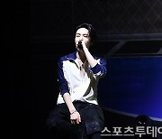 [ST포토] 미래소년 이준혁, 부상으로 앉아서 선보이는 무대