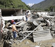 산사태 후 실종자 수색하는 콜롬비아 주민들