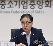 인사말하는 정윤모 상근부회장