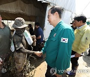 한덕수 총리, 집중호우 복구 참여한 군 장병 격려