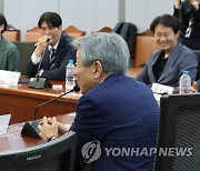 새로운 질서 포럼에서 발언하는 유인태 전 국회 사무총장