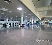 썰렁한 양양공항 대합실