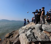 바다에 아내 빠트리고 돌 던지는 남편