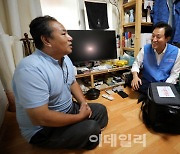 [포토]온기창고 여름나기 물품 전달한 오세훈 시장