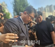 서이초 교사 추모 교사들…교문 사이로 대치 "추모공간 마련해달라"