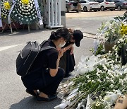 교사 극단선택 초등학교에 추모객 몰려…추모객 vs 학교 '교문개방' 논쟁도