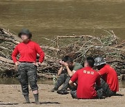 실종 해병대원 14시간 만에 발견…부모 "구명조끼도 없이" 오열