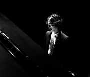 Pianist Hayato Sumino weaves unusual way to classical acclaim