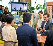 ‘예술인 기회소득’ 첫 수혜자 만난 김동연 “문화의 경기도 만들 것”