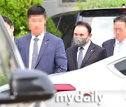 [MD포토] '배임 혐의' BBQ 윤홍근 회장 '3차 공판 출석'