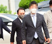 [MD포토] 변호인과 함께 법정 향하는 윤홍근 회장