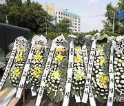 서울 초등학교 교사 사망, 서울시교육청 앞에 놓인 근조화환