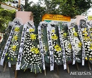 서이초 앞 추모물결…동료 교사들 "진상 규명해야"