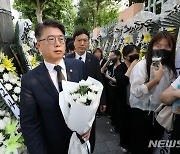 교사 극단 선택 초등학교 조문 온 장상윤 차관