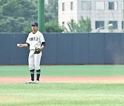 실책성 수비 이정민,'괜히 2루 노렸네' [사진]