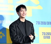 이승기, '기분 좋은 영화관 나들이' [사진]