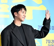 이승기, '팬들 환호에 훈훈한 손인사' [사진]