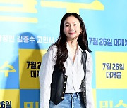 최지우, '기분 좋은 영화관 나들이' [사진]