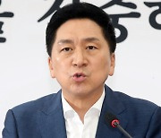 與 “文정부 사드 환경평가 고의로 지연… 감사와 수사 필요해”