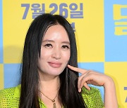 [T포토] 김혜수 '콕 찍어 춘자 애교'