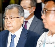 검찰 '박영수 측근' 변호사 소환…변협 선거자금 용처 확인