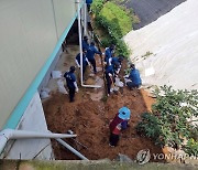 수해 복구 작업하는 전북 경찰들