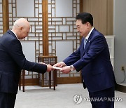 윤석열 대통령, 미켈로니 주한 산마리노 대사 신임장 제정