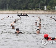 해군사관학교 생도 전투 수영