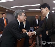 일본 출입국청장과 악수하는 한동훈 장관