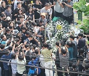 '교사 극단 선택' 초등학교 방문한 장상윤 차관