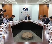 소노인터내셔널 신규 가입 여부 논의하는 KBL