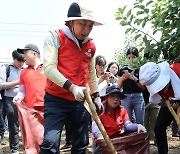 김기현 대표, 사과밭에서 수해 복구 봉사활동