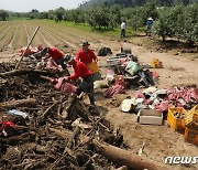 수해 복구 작업 하는 군 장병들