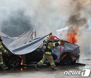 전지차 실화재 진압 훈련하는 소방관들