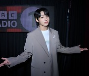 정국, 英 BBC 라디오 출연…"방탄소년단은, 계속 성장 중"