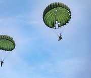 육사 하계군사훈련, 550m 상공, 수놓은 3학년 생도 '공수 기본 자격강하'