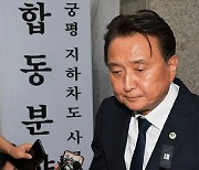 오송 참사 분향소 방문한 김영환 "내가 일찍 갔어도 바뀔 것 없어"