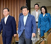 [포토]원내대책회의 참석하는 윤재옥 원내대표