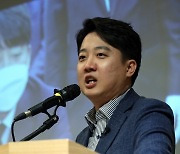 '추모 프사' 항의한 학부모…이준석 "교사들 폰 두 개 쓴다더라"