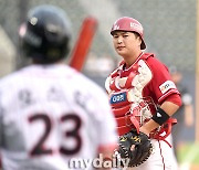 [MD포토] 김민식 '오스틴을 조심해야해'