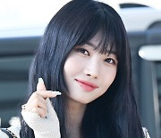 에버글로우 시현, 꽃하트하며 아이컨택 [포토엔HD]