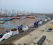 "매일 끝없이 밀려와"…금강 하구 1400톤 호우 쓰레기로 몸살