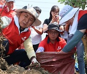 여당 지도부, 수해 현장 찾아 봉사활동…"십시일반 힘 모아달라"