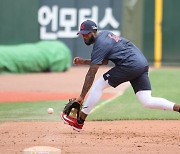 롯데 구드럼 첫 경기는 '2번-3루수' 배치, 한동희 1루 이동... "공격적인 면 고려한 기용" [★부산]