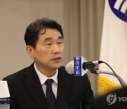 현장 교원 감담회 하는 이주호 부총리