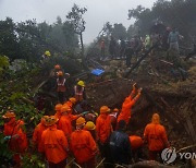 산사태 현장 수습하는 인도 구조대