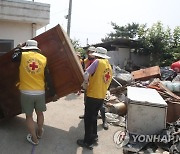 침수 가구 빼내는 자원봉사자들