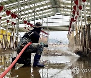 축사 청소하는 육군 장병