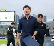 울먹인 광주FC 이정효 감독, “극복하는 선수들이 대견스럽다”