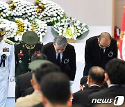 고개 숙인 이종섭 국방부 장관